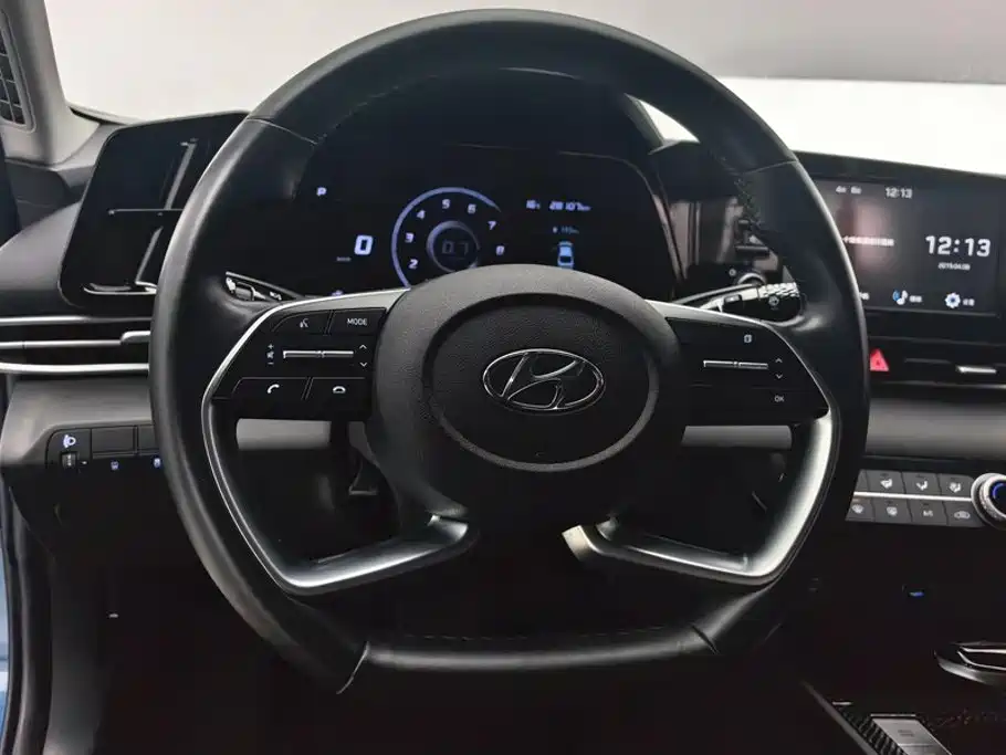 Hyundai Elantra — фото 15
