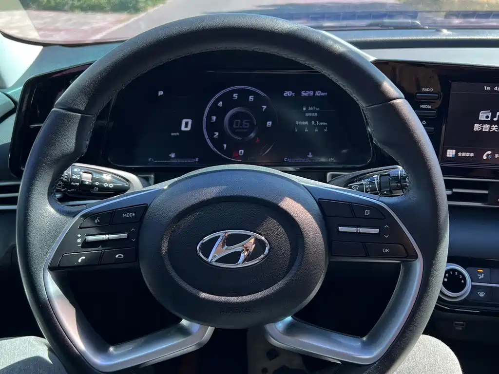 Hyundai Elantra — фото 11