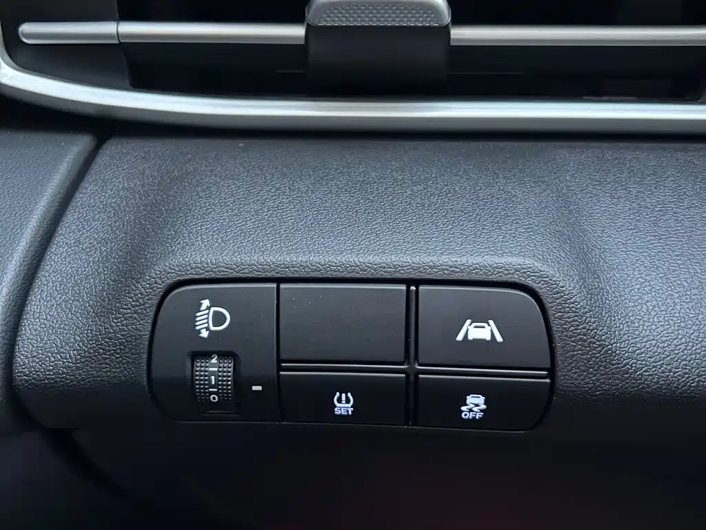 Hyundai Elantra — фото 19