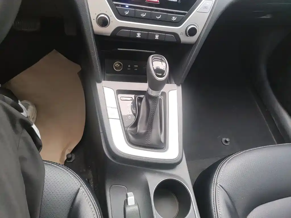 Hyundai Elantra — фото 14