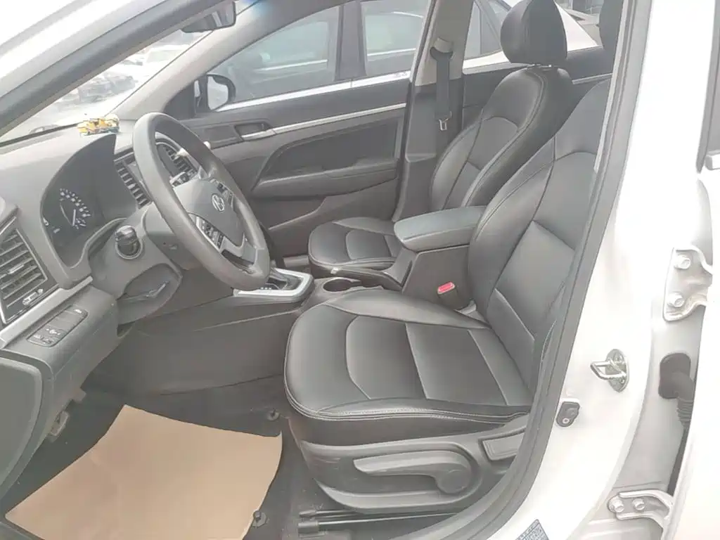 Hyundai Elantra — фото 15