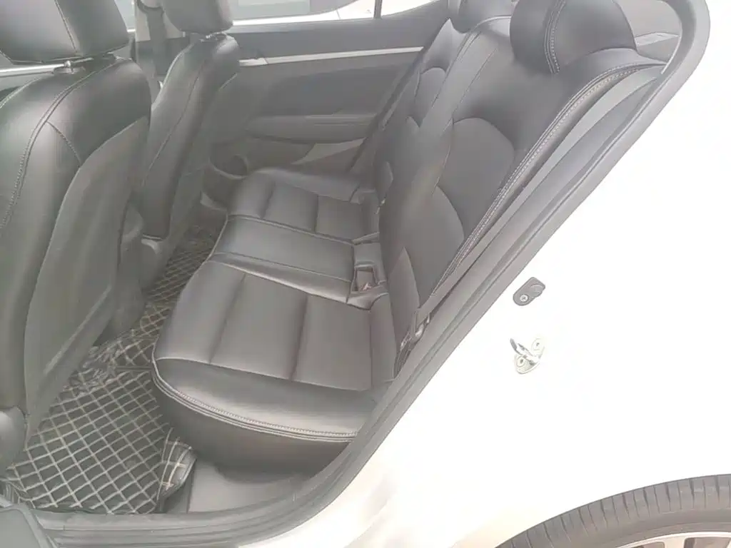 Hyundai Elantra — фото 17