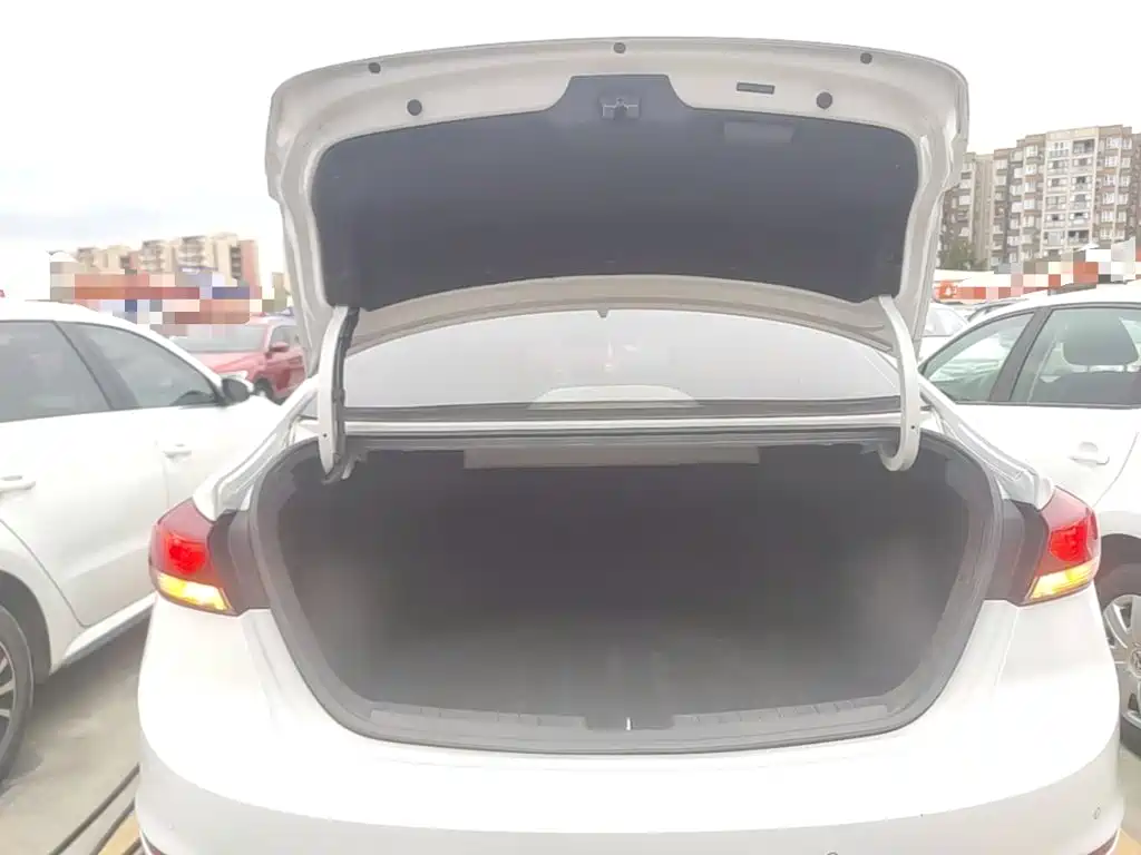 Hyundai Elantra — фото 19