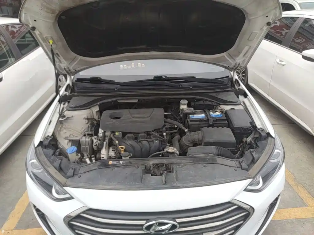 Hyundai Elantra — фото 20