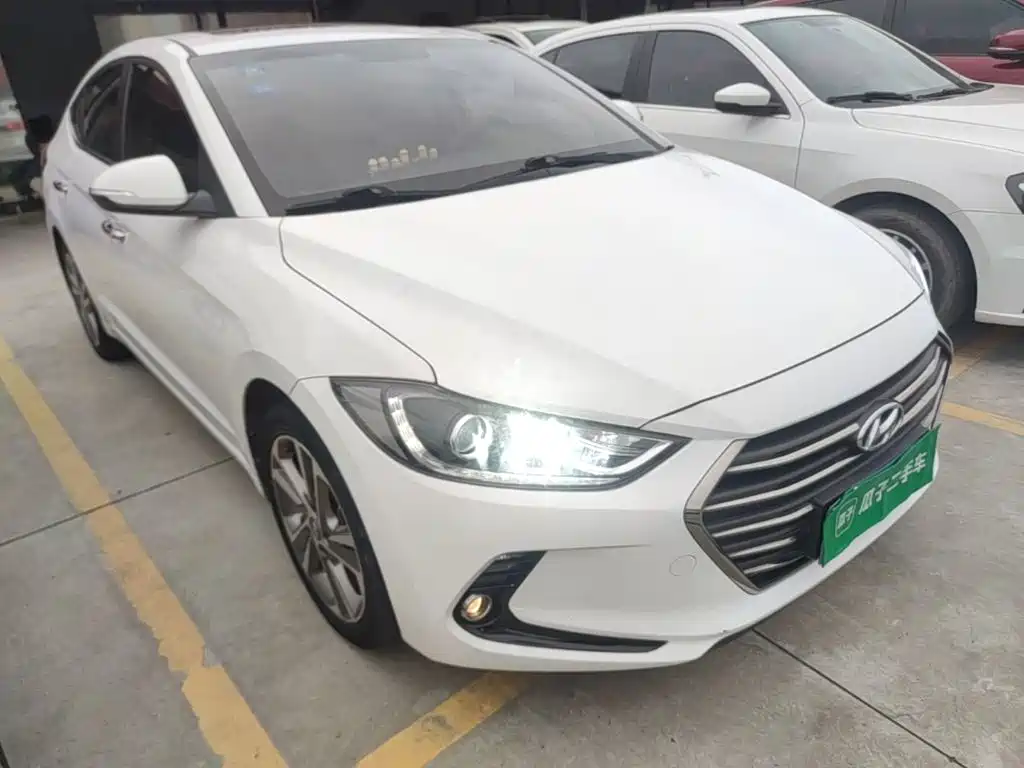Hyundai Elantra — фото 4