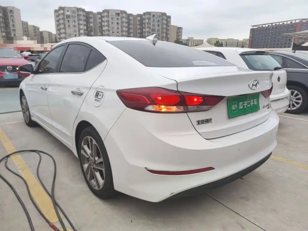 Hyundai Elantra — фото 5