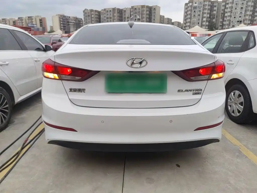 Hyundai Elantra — фото 6
