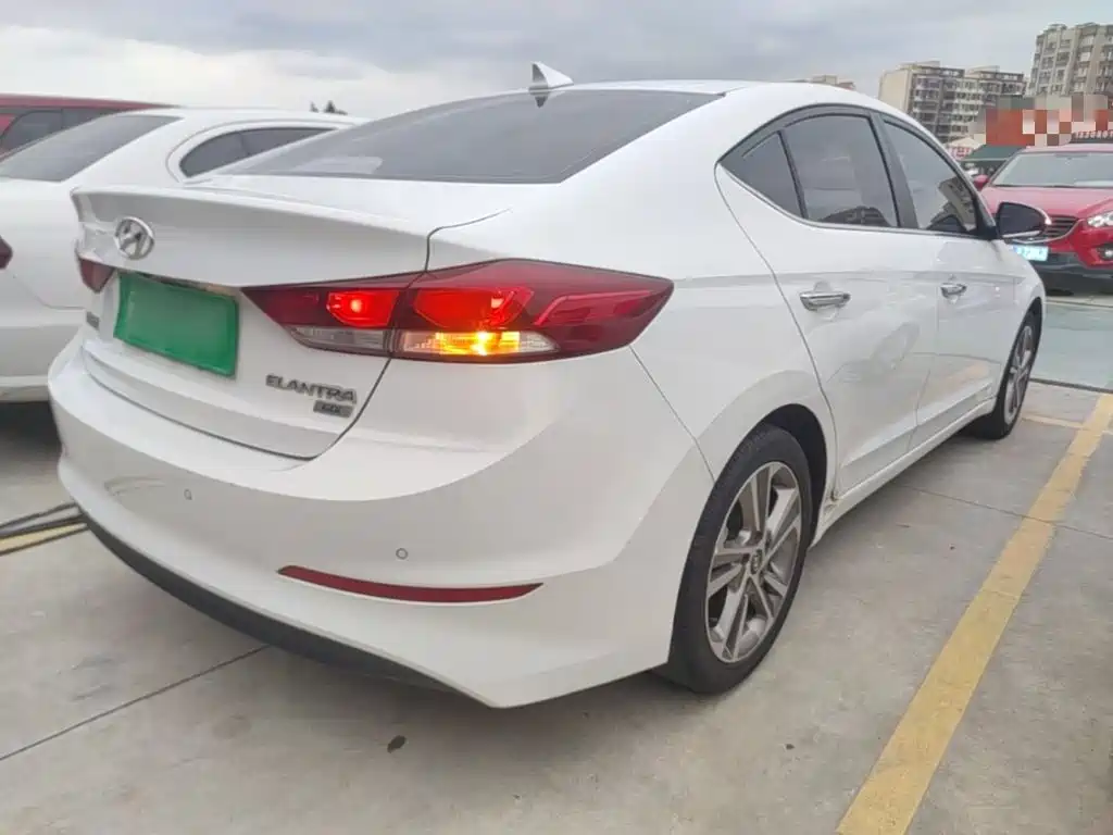 Hyundai Elantra — фото 7