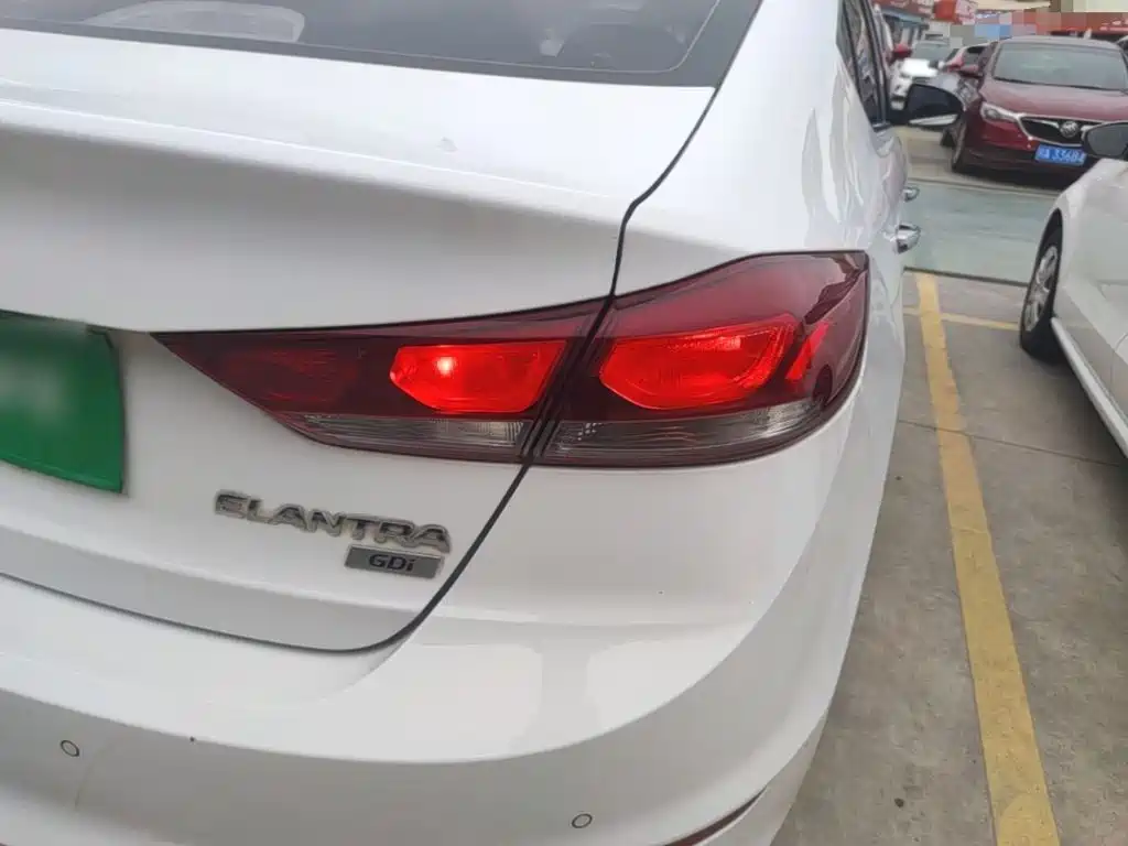 Hyundai Elantra — фото 8