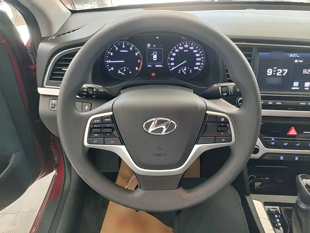 Hyundai Elantra — фото 11