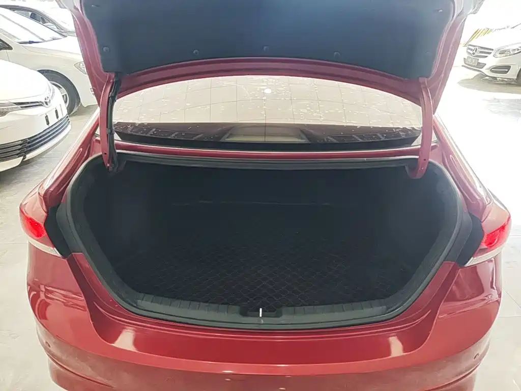 Hyundai Elantra — фото 19