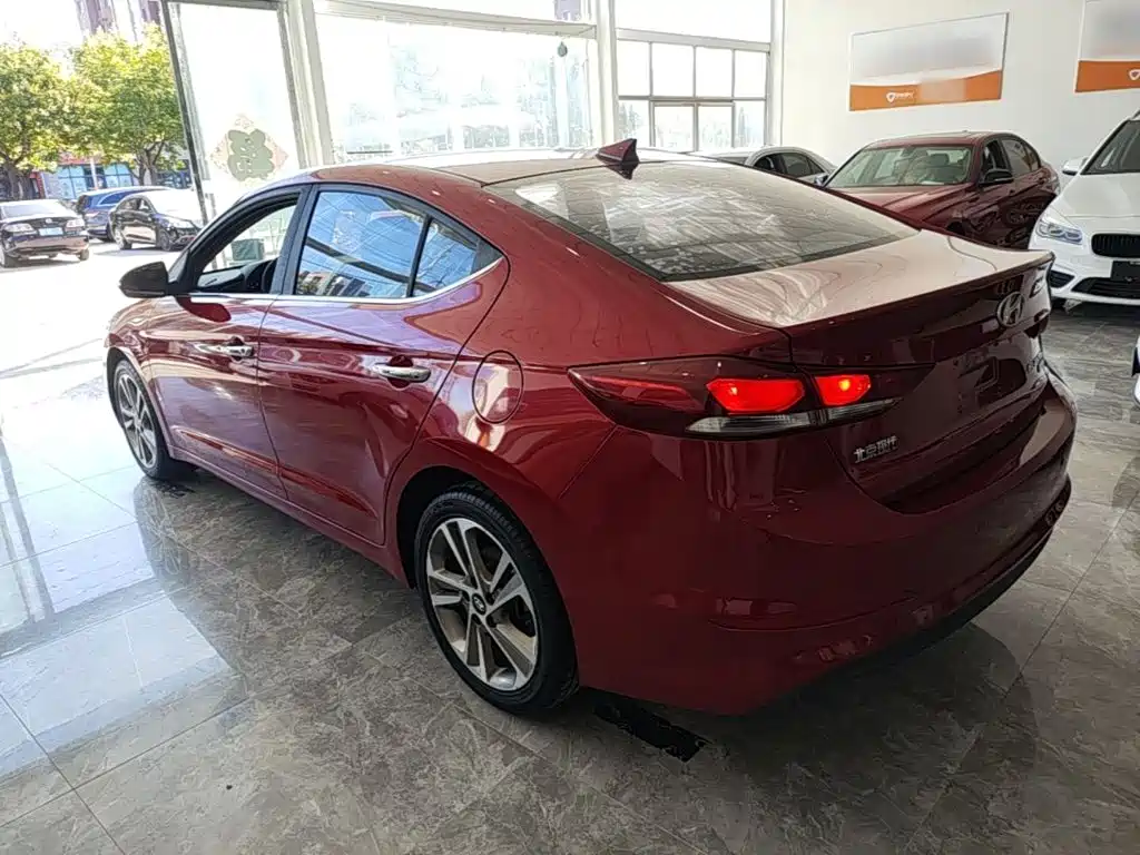 Hyundai Elantra — фото 5