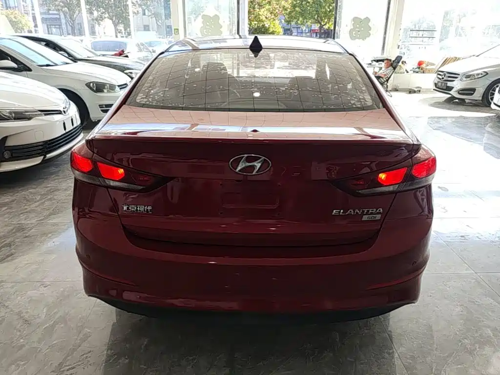 Hyundai Elantra — фото 6