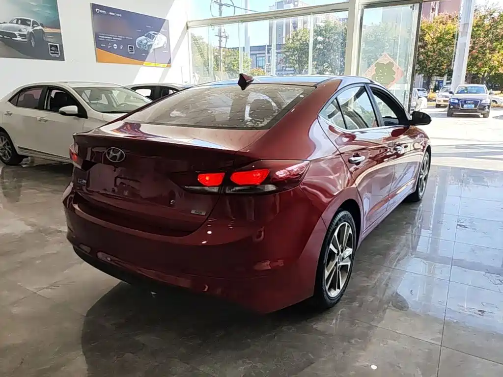 Hyundai Elantra — фото 7