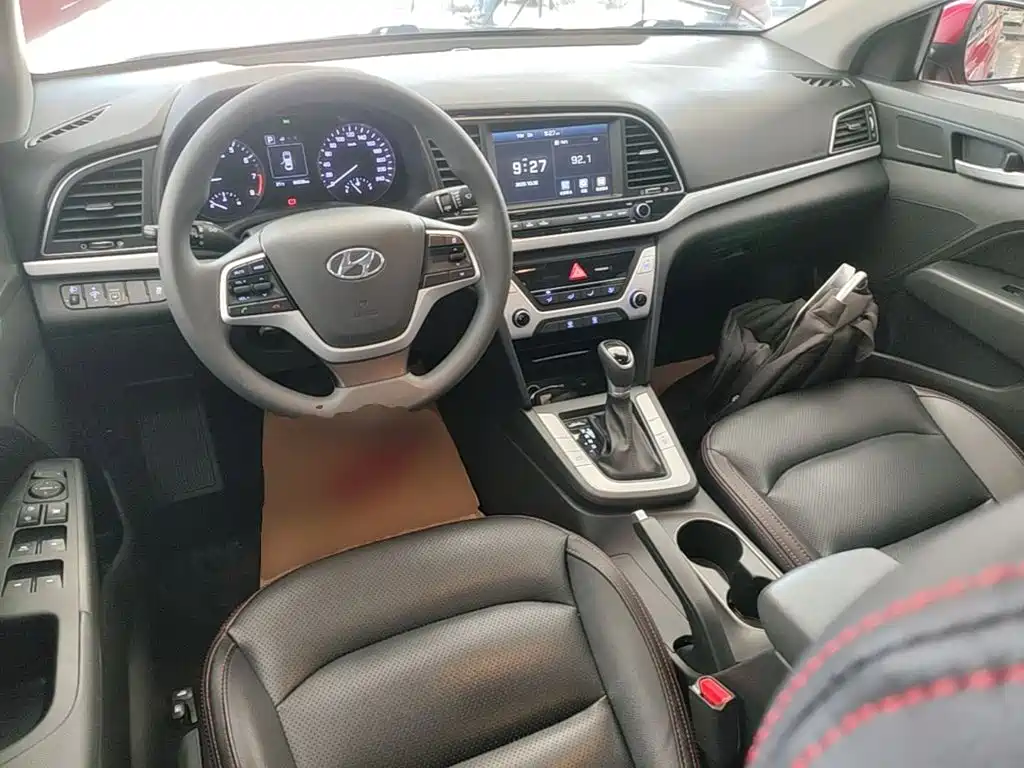 Hyundai Elantra — фото 10