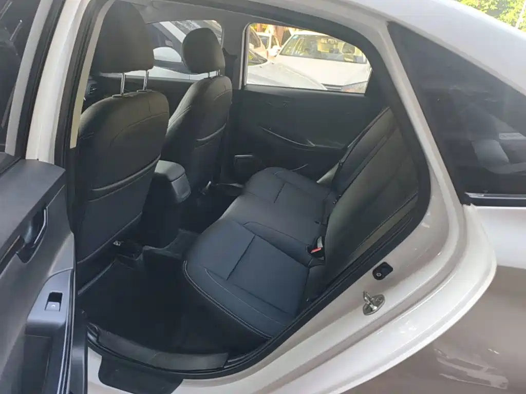 Hyundai Elantra — фото 17