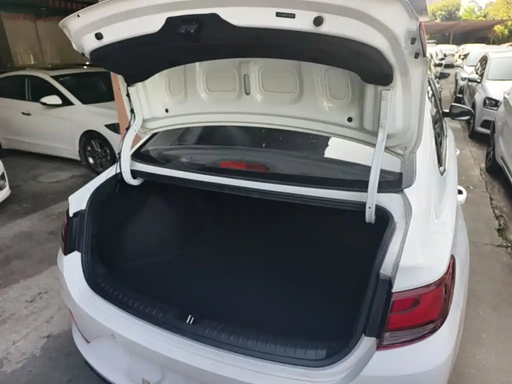 Hyundai Elantra — фото 19