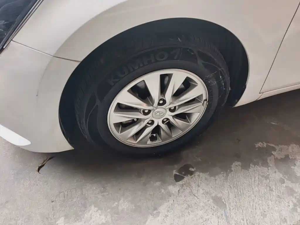 Hyundai Elantra — фото 23