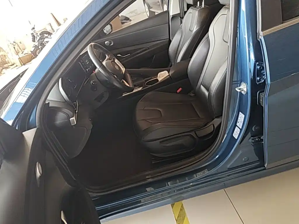 Hyundai Elantra — фото 15
