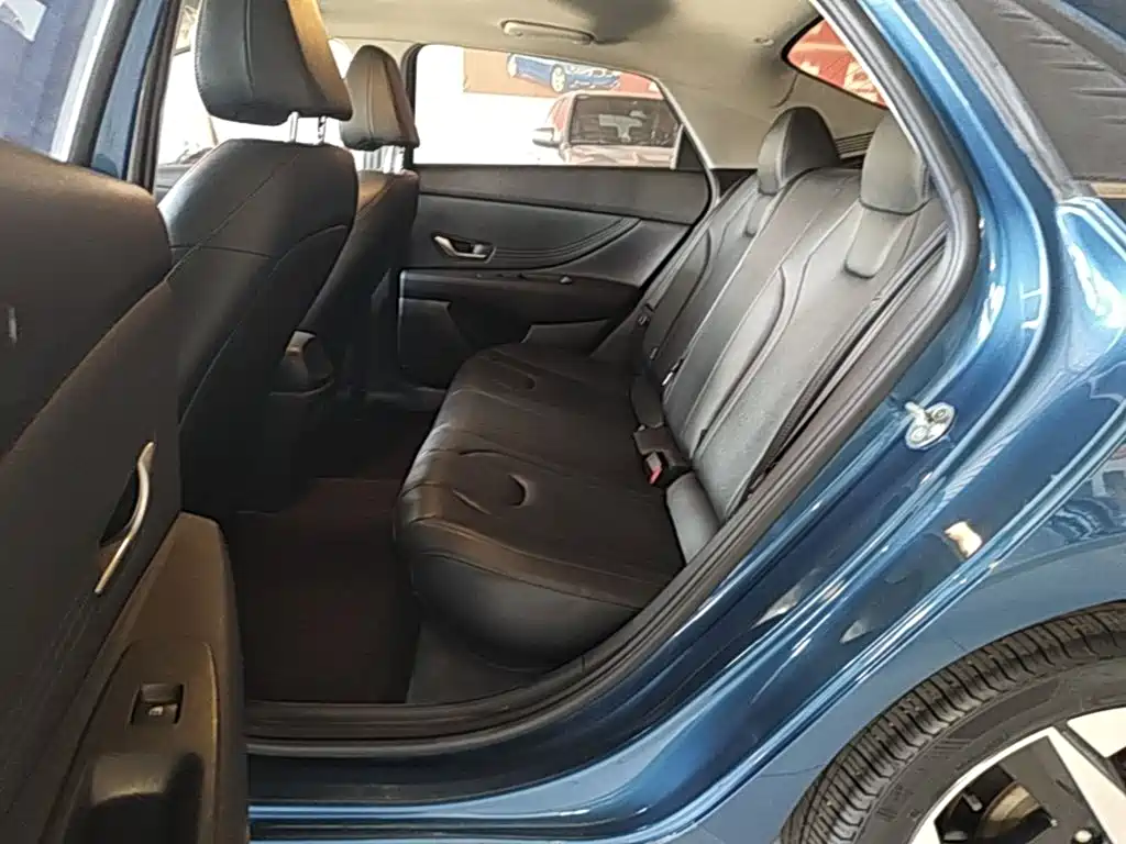Hyundai Elantra — фото 17