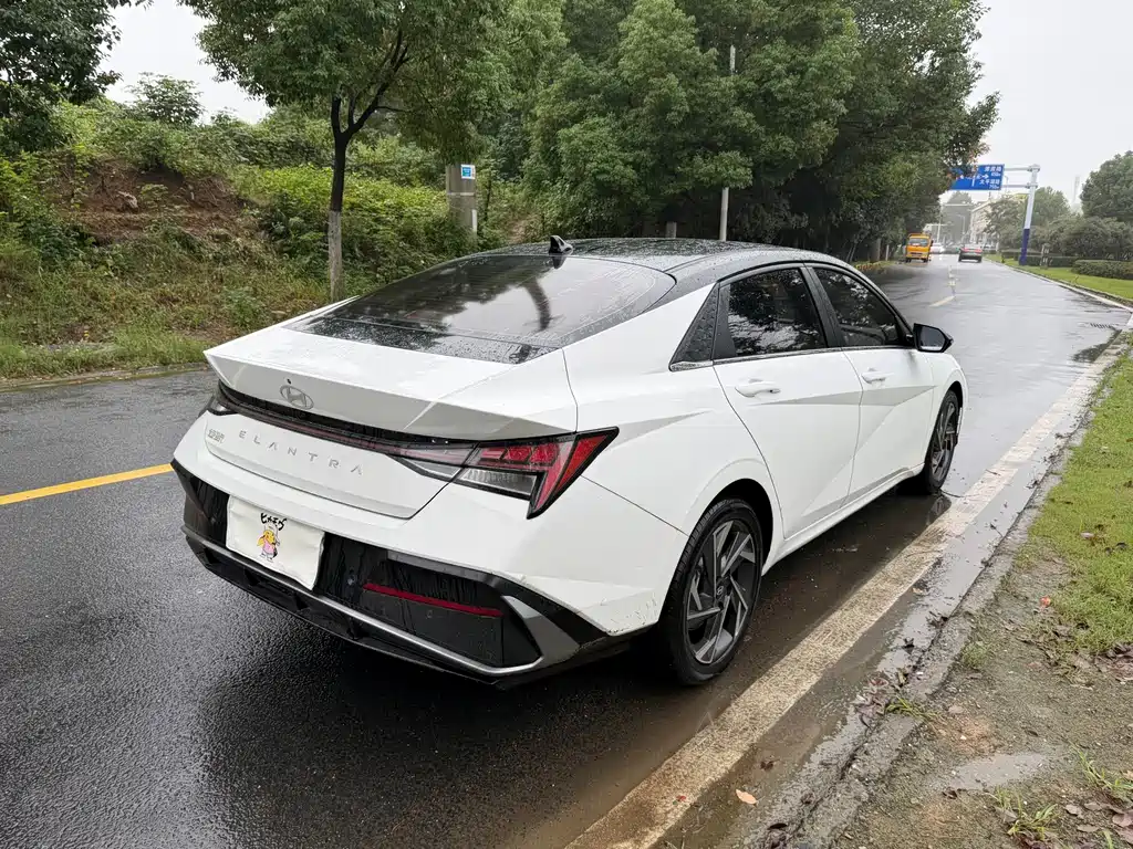 Hyundai Elantra — фото 14