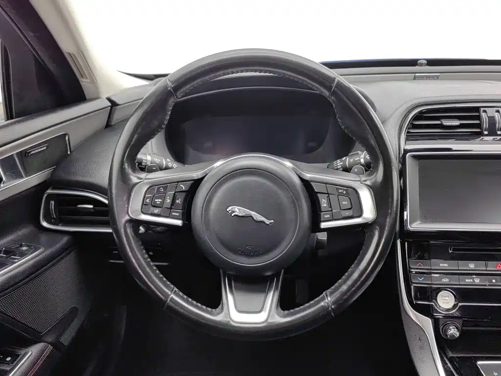 Jaguar XEL — фото 11