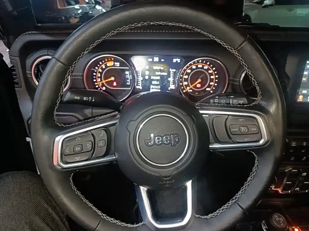 Jeep Wrangler — фото 11