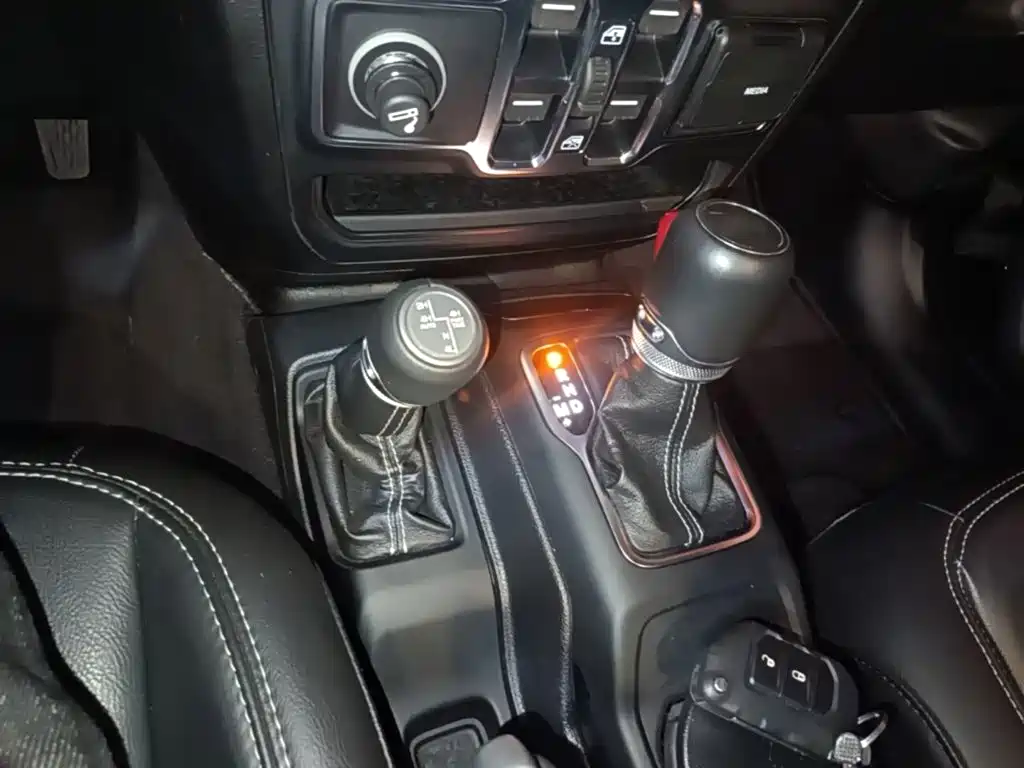 Jeep Wrangler — фото 14
