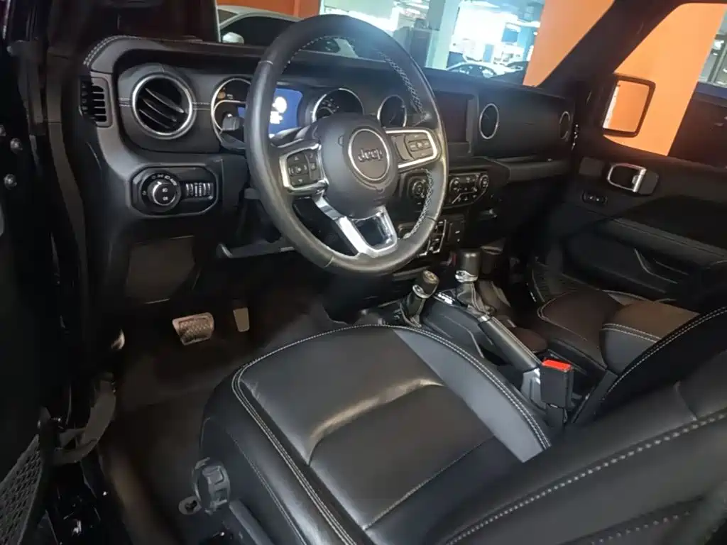 Jeep Wrangler — фото 10