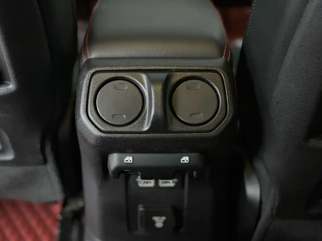 Jeep Wrangler — фото 10