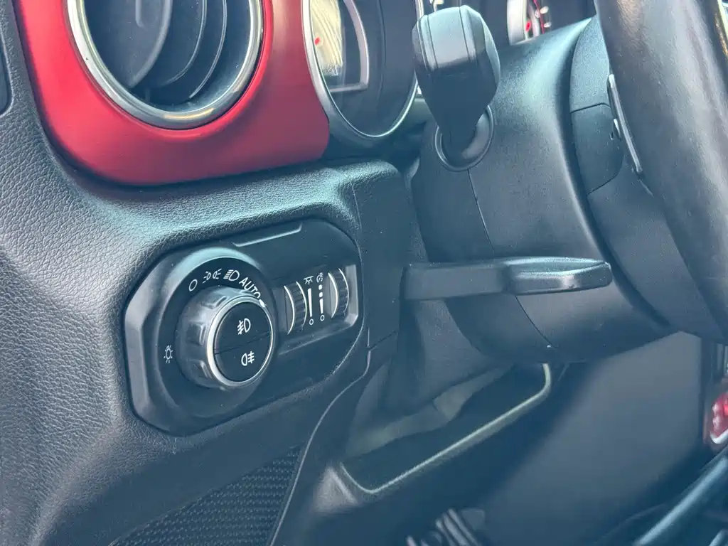 Jeep Wrangler — фото 13