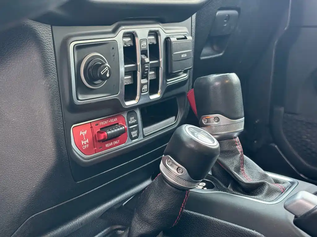 Jeep Wrangler — фото 15