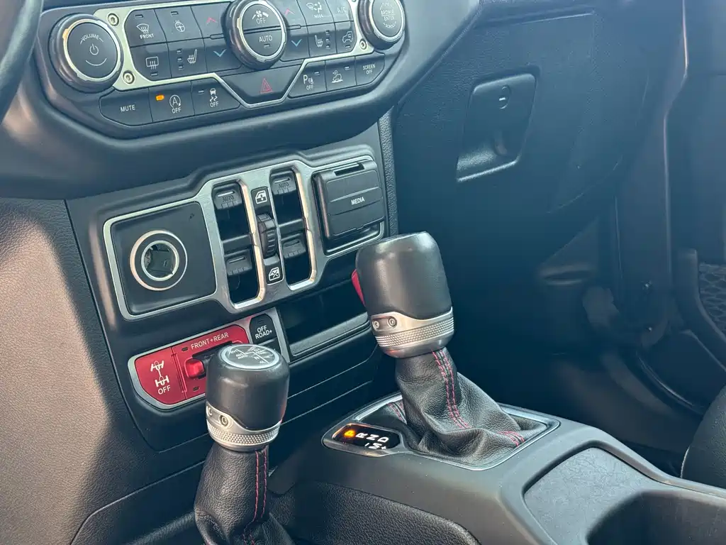 Jeep Wrangler — фото 17