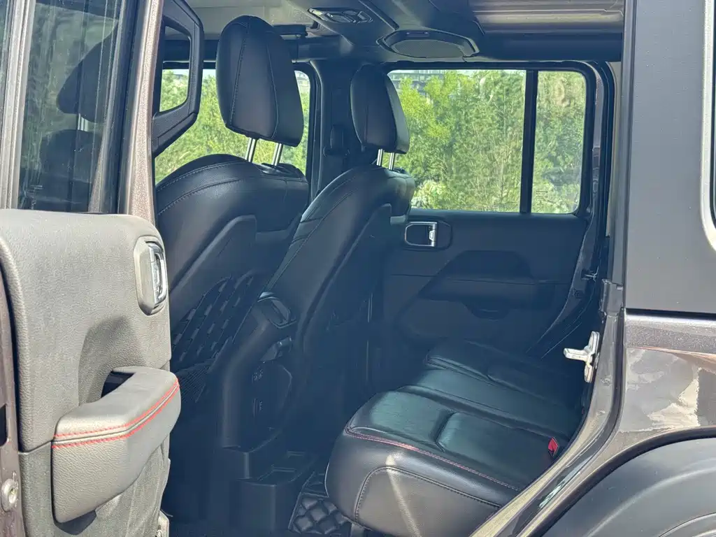 Jeep Wrangler — фото 26