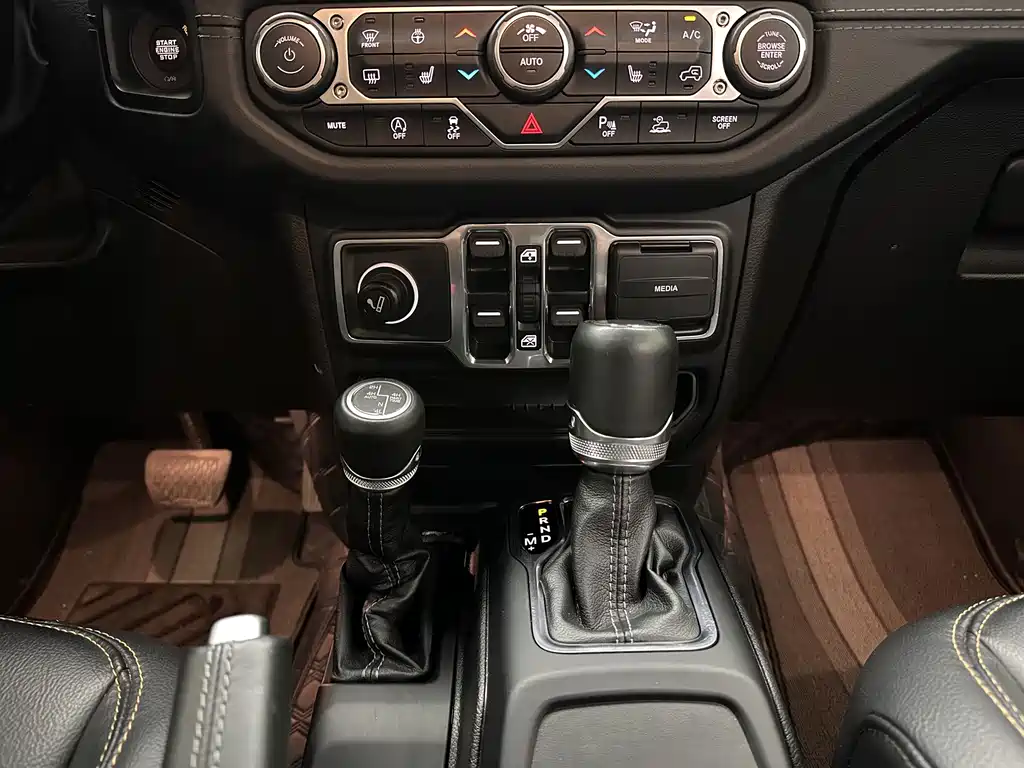 Jeep Wrangler — фото 11