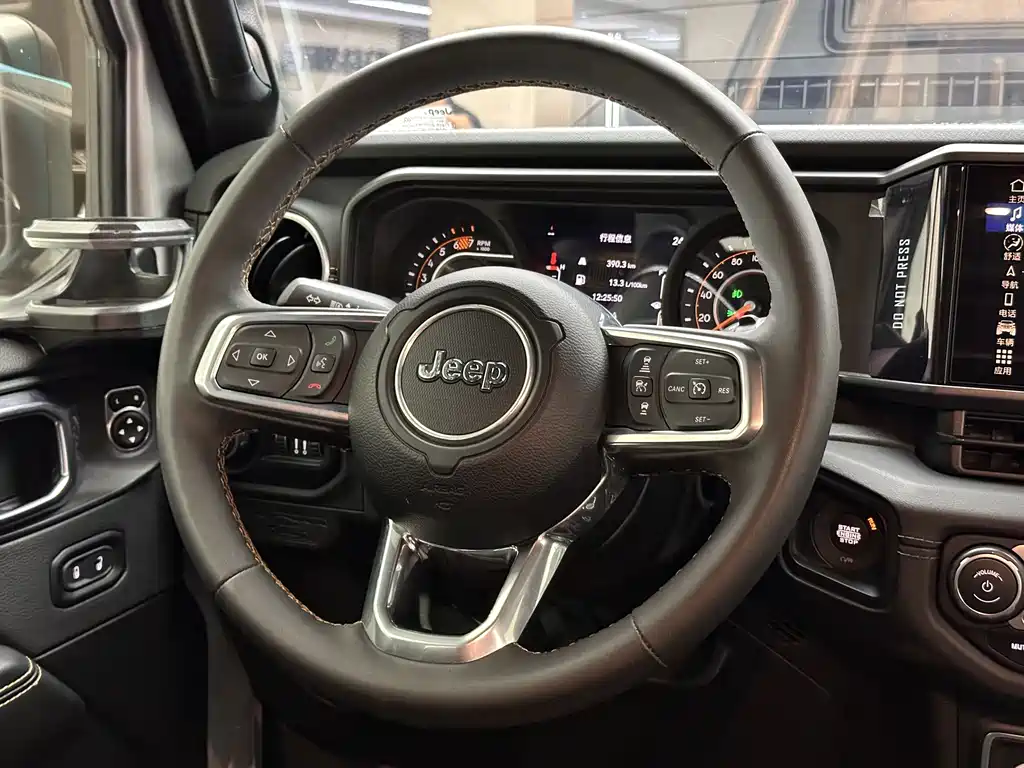 Jeep Wrangler — фото 13