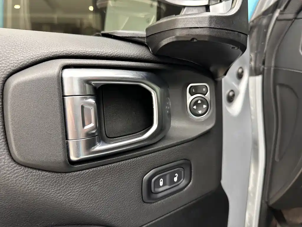 Jeep Wrangler — фото 15