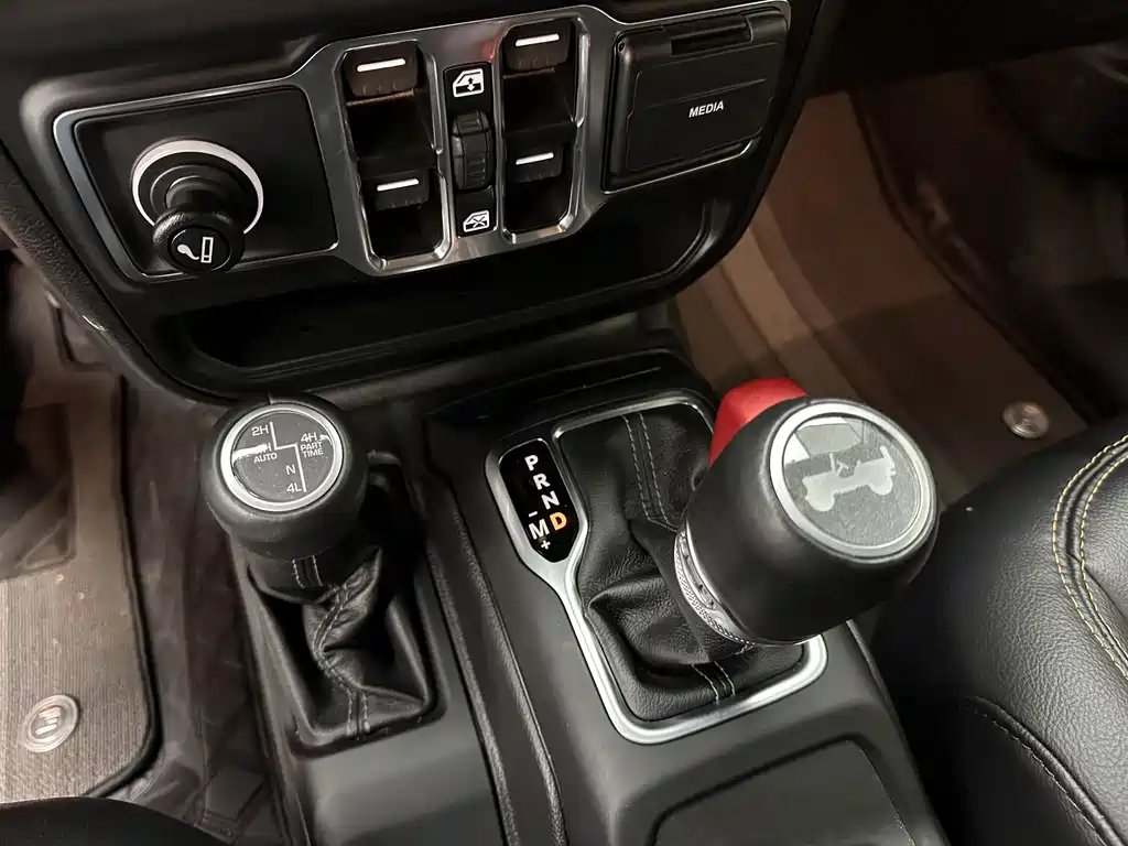Jeep Wrangler — фото 18
