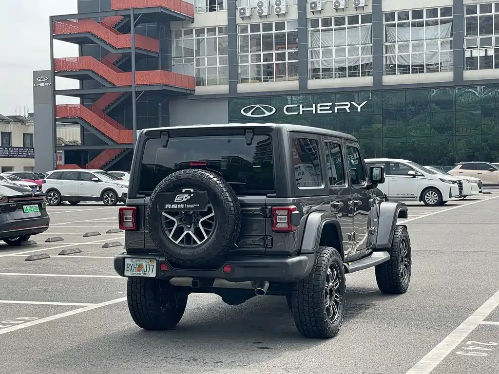 Jeep Wrangler — фото 15