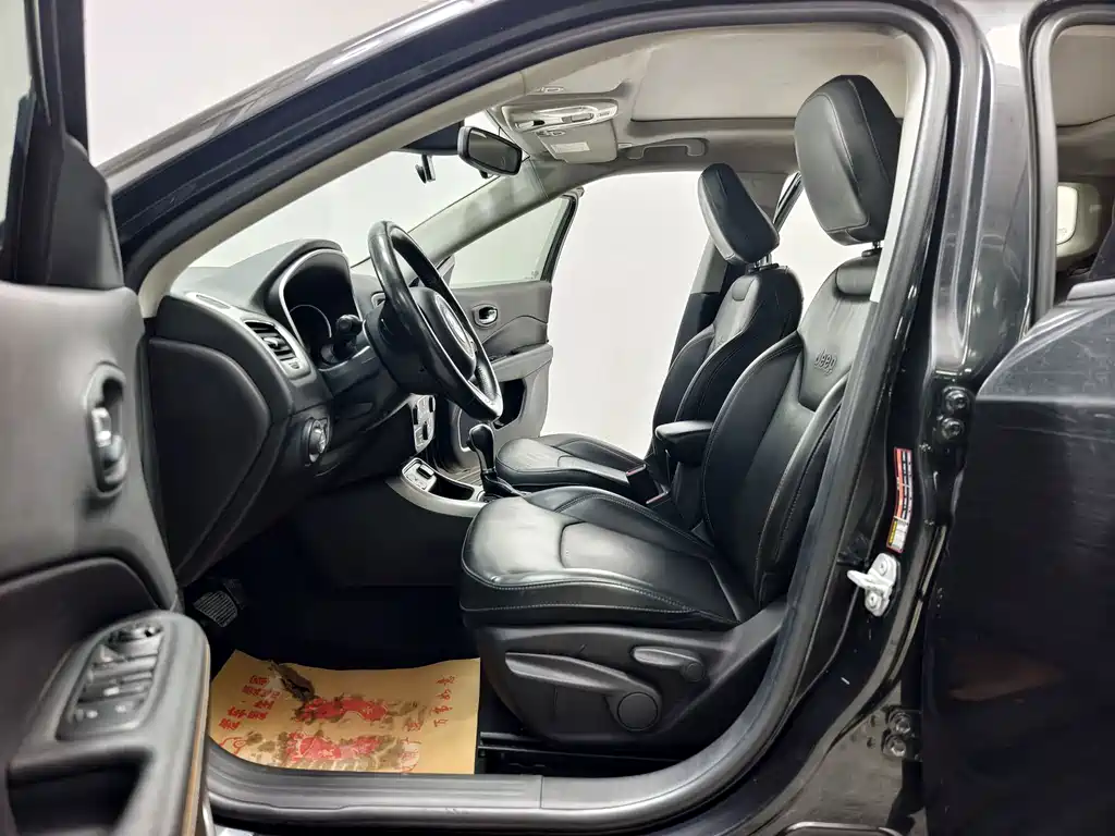 Jeep Compass — фото 11