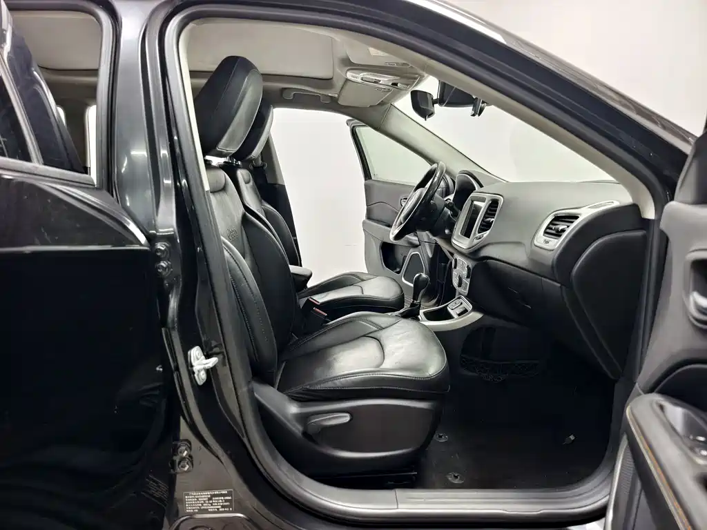 Jeep Compass — фото 14