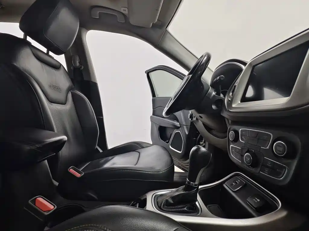 Jeep Compass — фото 15