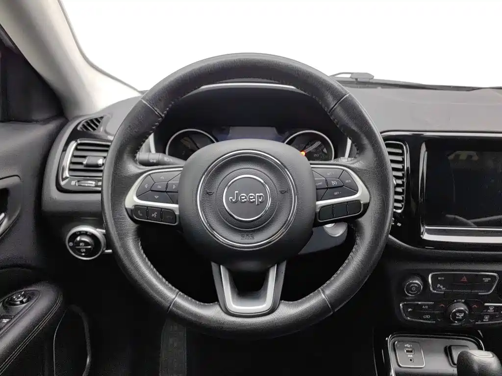 Jeep Compass — фото 11
