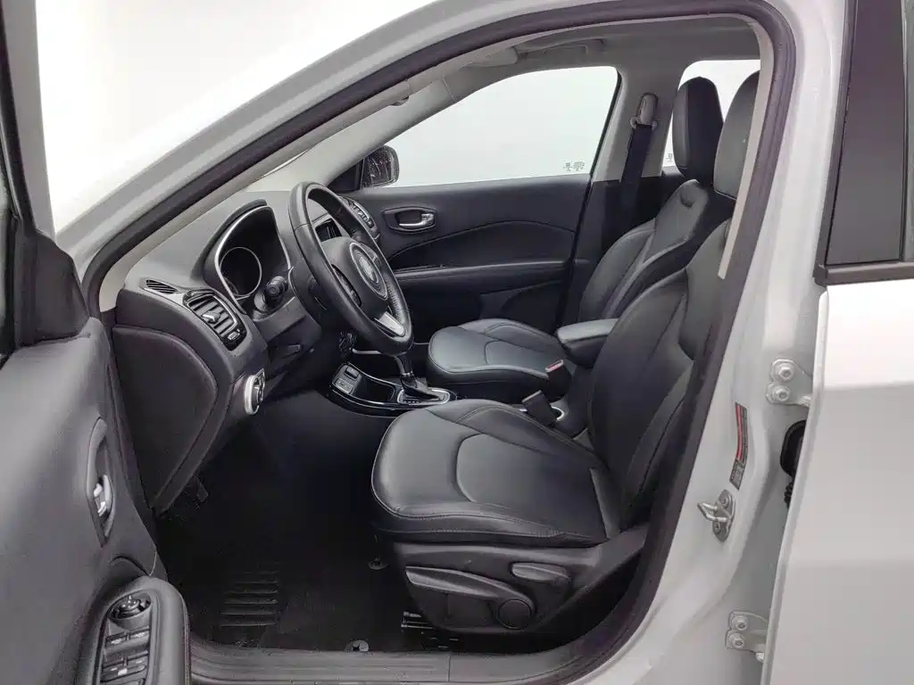 Jeep Compass — фото 10