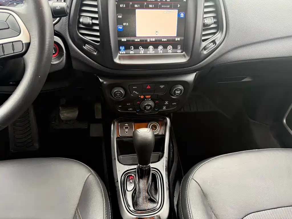 Jeep Compass — фото 11