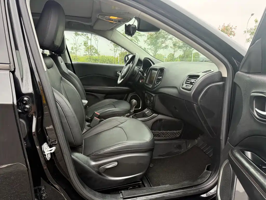 Jeep Compass — фото 13