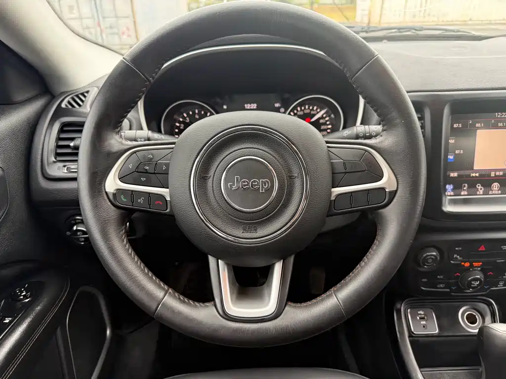 Jeep Compass — фото 10