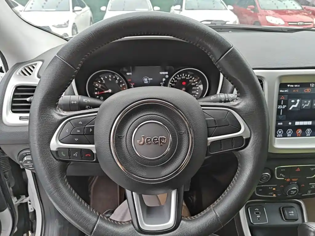 Jeep Compass — фото 11