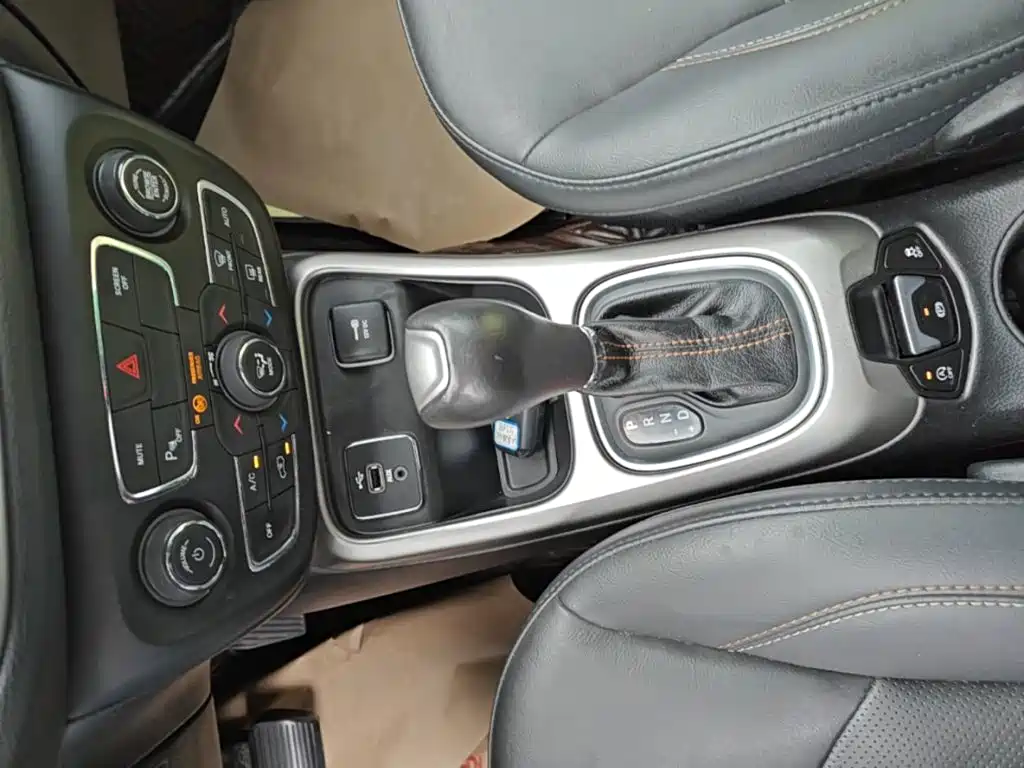 Jeep Compass — фото 14