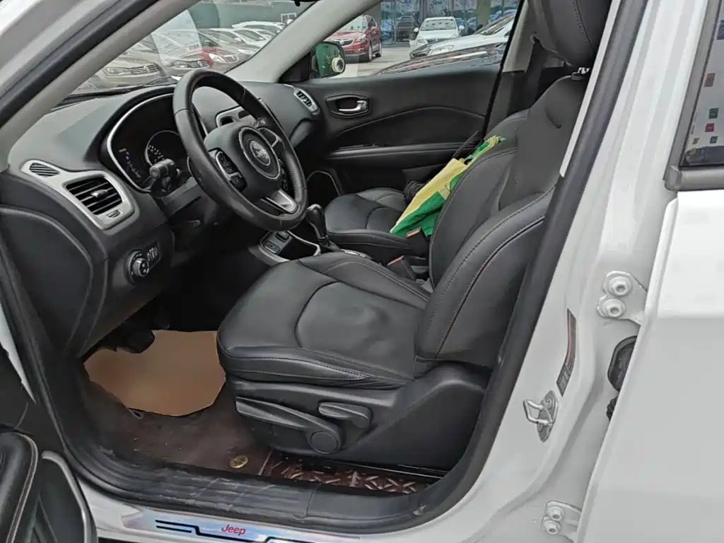 Jeep Compass — фото 15
